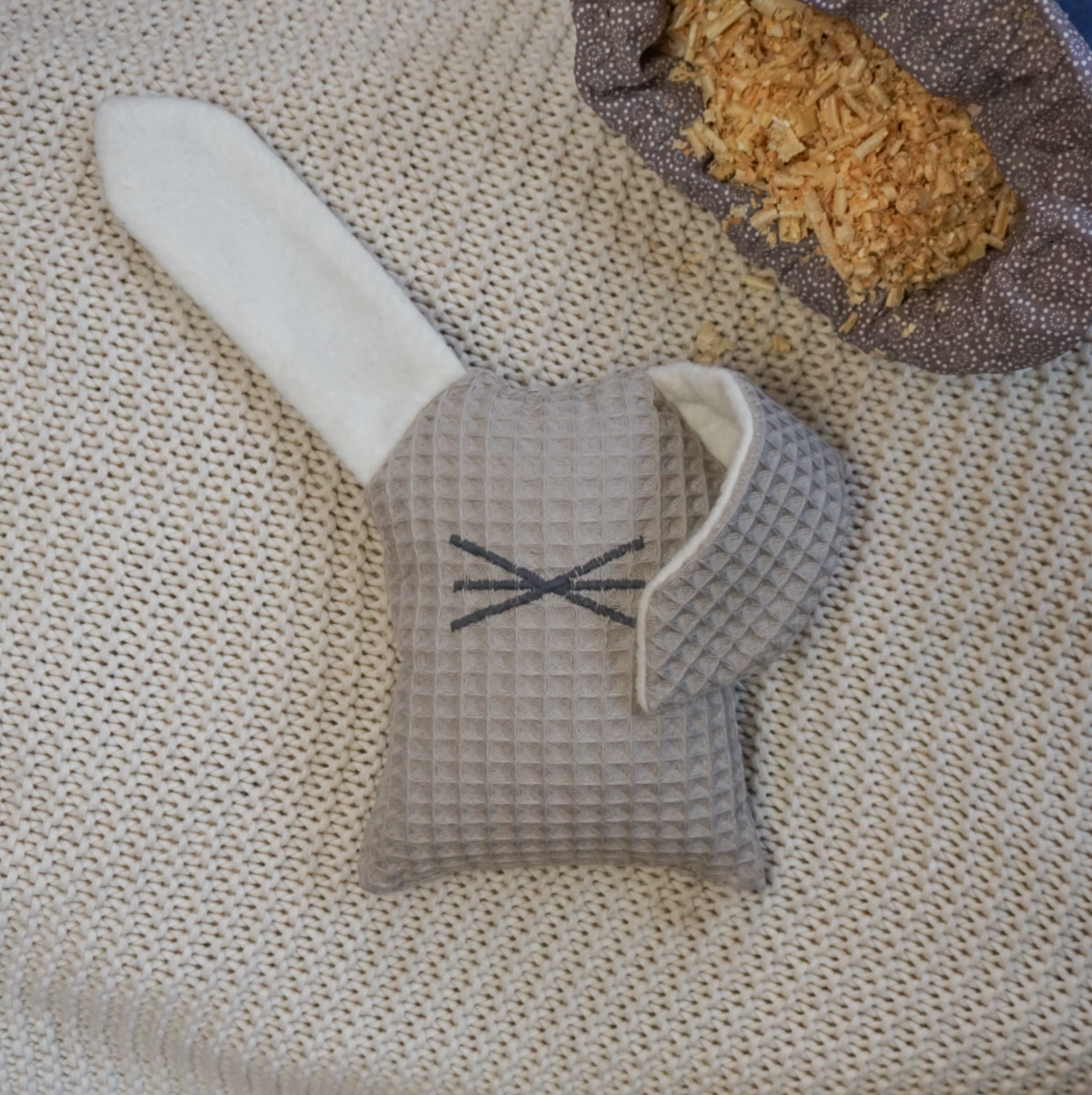 Zirbenhase Hopsi Beige Waffel