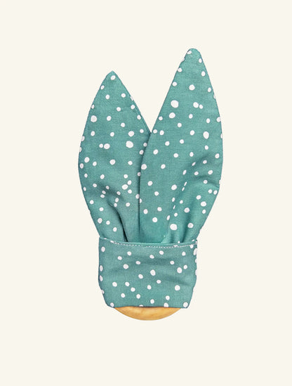 Beißring für zahnende Babys aus Zirbenholz mit Hasenohren aus frün gepunktetem glatten Stoff und Knisterpapier