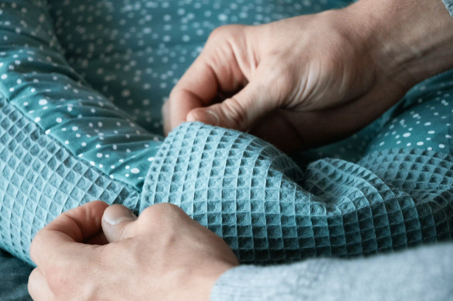Nahaufnahme Babynest Grün Waffel Minze Punkte Zoom