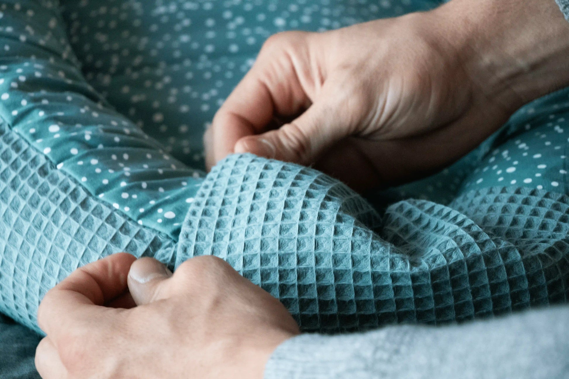 Nahaufnahme Babynest Grün Waffel Minze Punkte Zoom