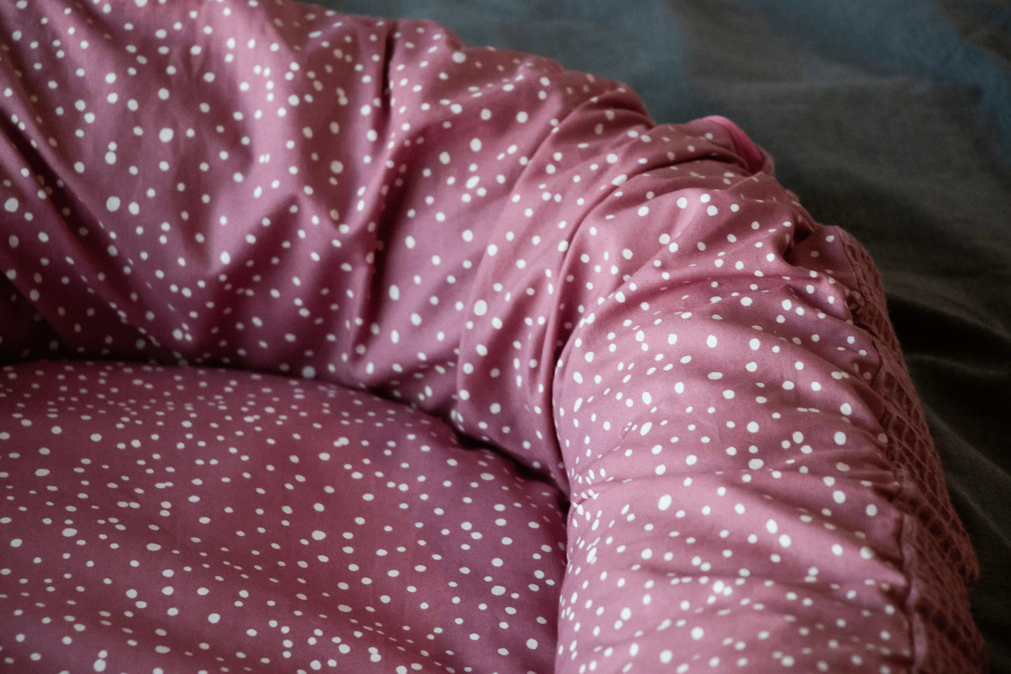 Nahaufnahme Babynest Rosa Waffel Rosa Punkte Zoom