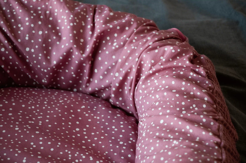Nahaufnahme Babynest Rosa Waffel Rosa Punkte Zoom