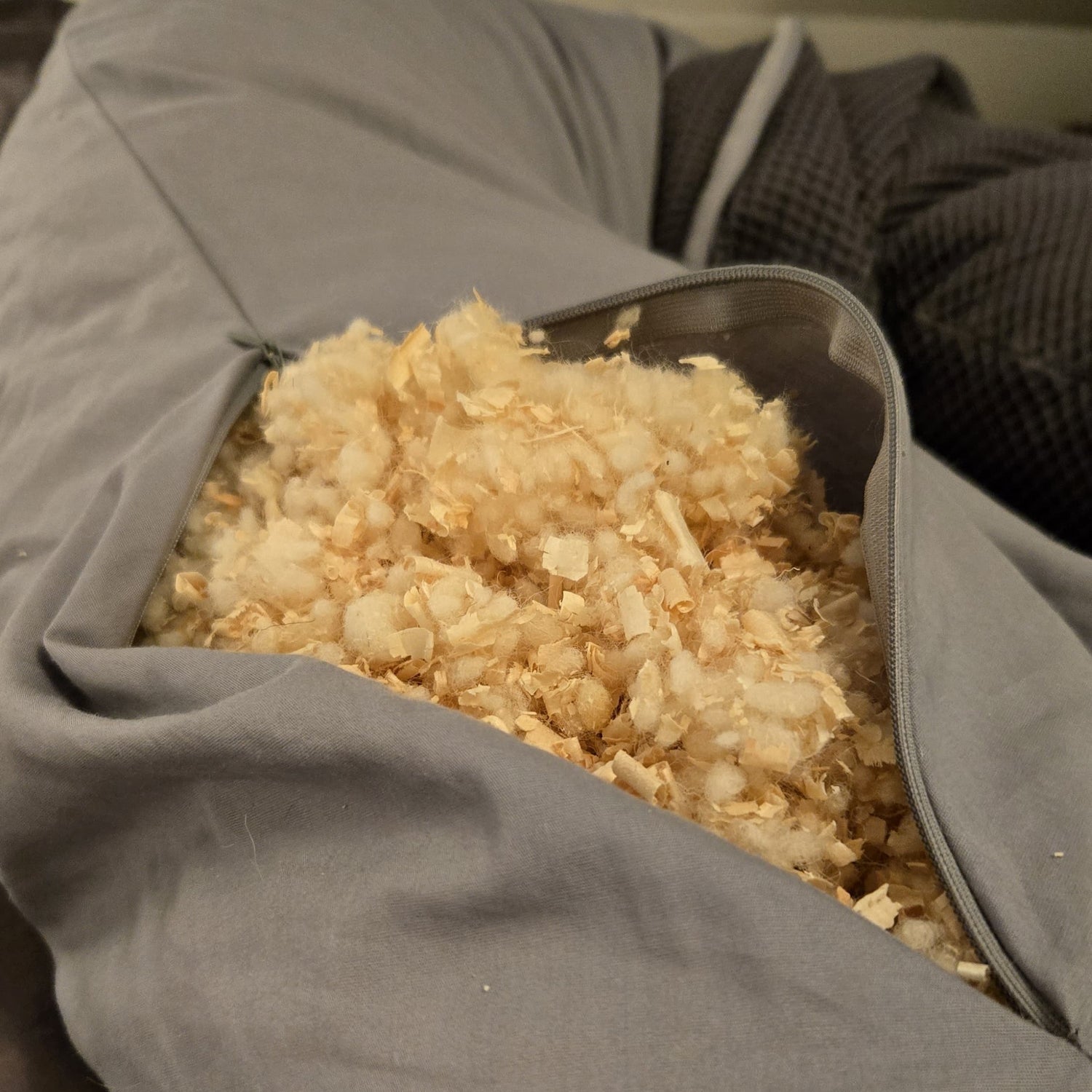 Stillkissenfüllung aus Zirbenflocken und Wolle