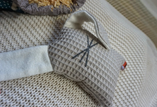 Zirbenhase Hopsi Beige Waffel