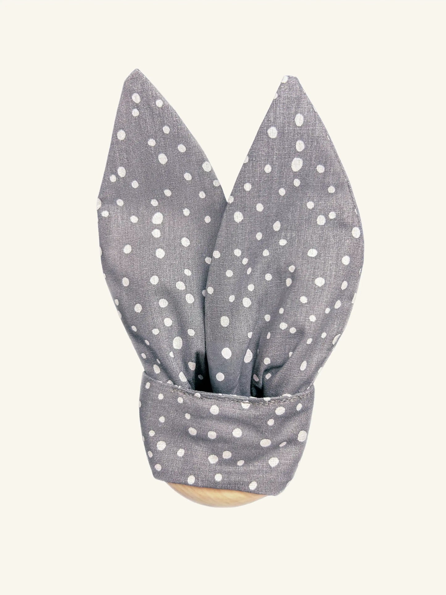 Beißring für zahnende Babys aus Zirbenholz mit Hasenohren aus grauem gepunktetem Stoff und Knisterpapier