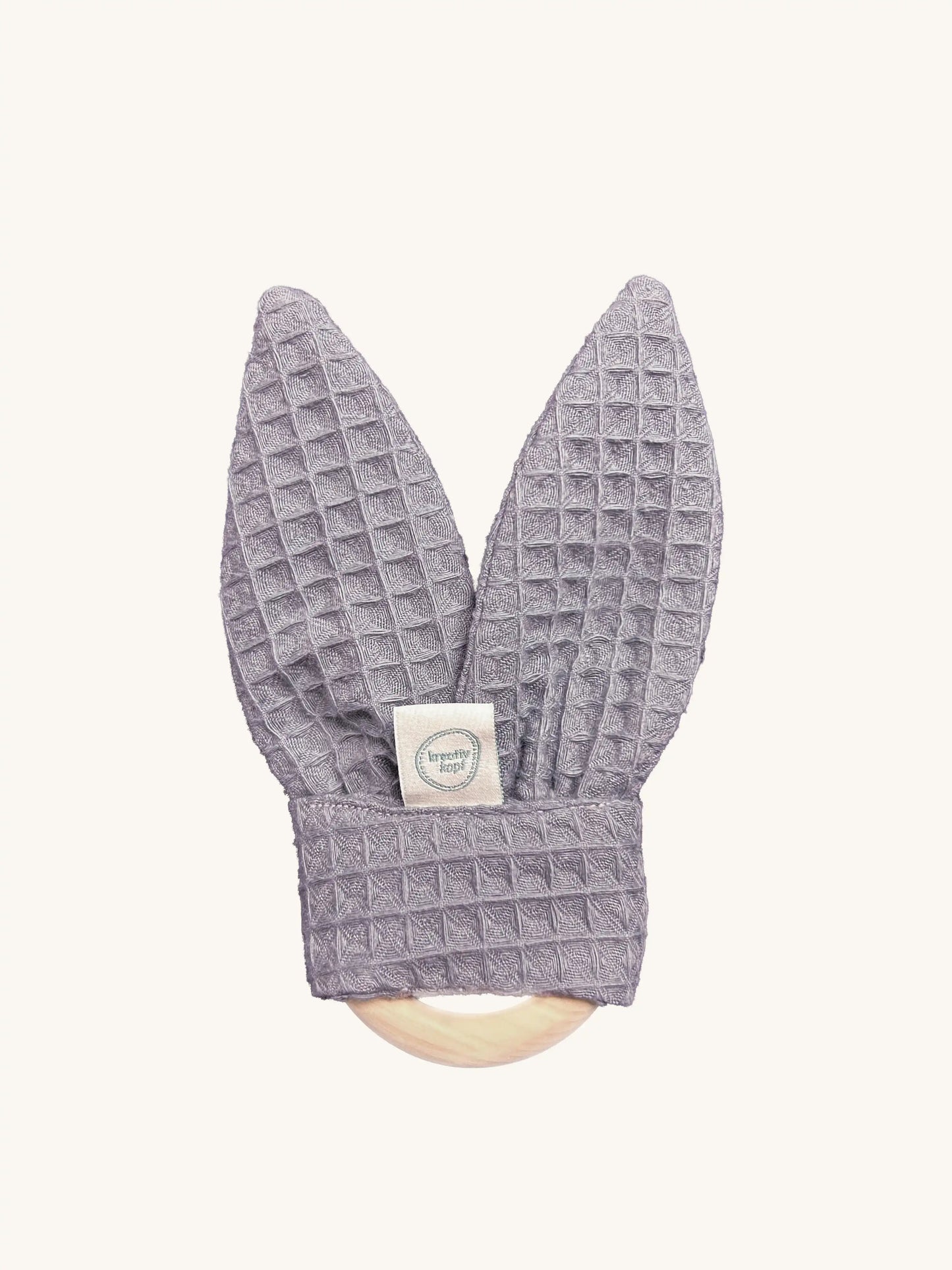 Beißring für zahnende Babys aus Zirbenholz mit Hasenohren aus grauem Waffelstoff und Knisterpapier