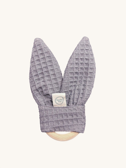 Beißring für zahnende Babys aus Zirbenholz mit Hasenohren aus grauem Waffelstoff und Knisterpapier