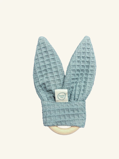 Beißring für zahnende Babys aus Zirbenholz mit Hasenohren aus grünem Waffelstoff und Knisterpapier